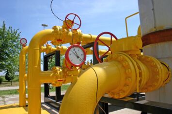Gelbe industrielle Gasleitungen mit Gaszähler – Anlageneffizienz ohne Gas in der Druckindustrie